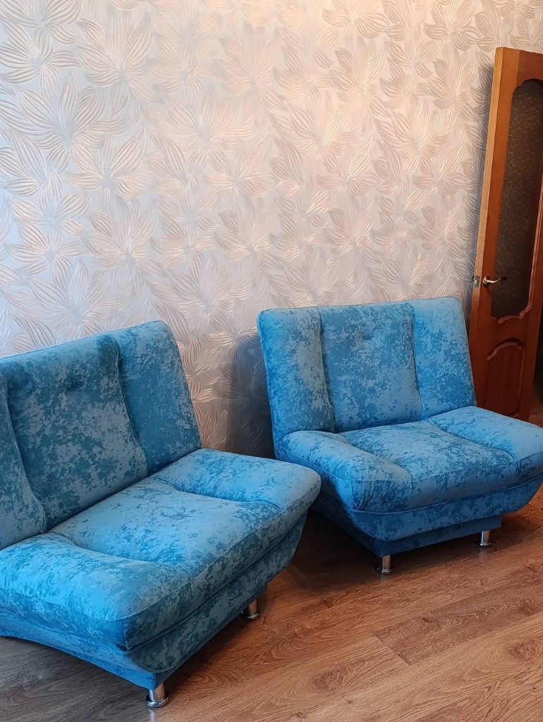Два кресла после перетяжки, синяя обивка