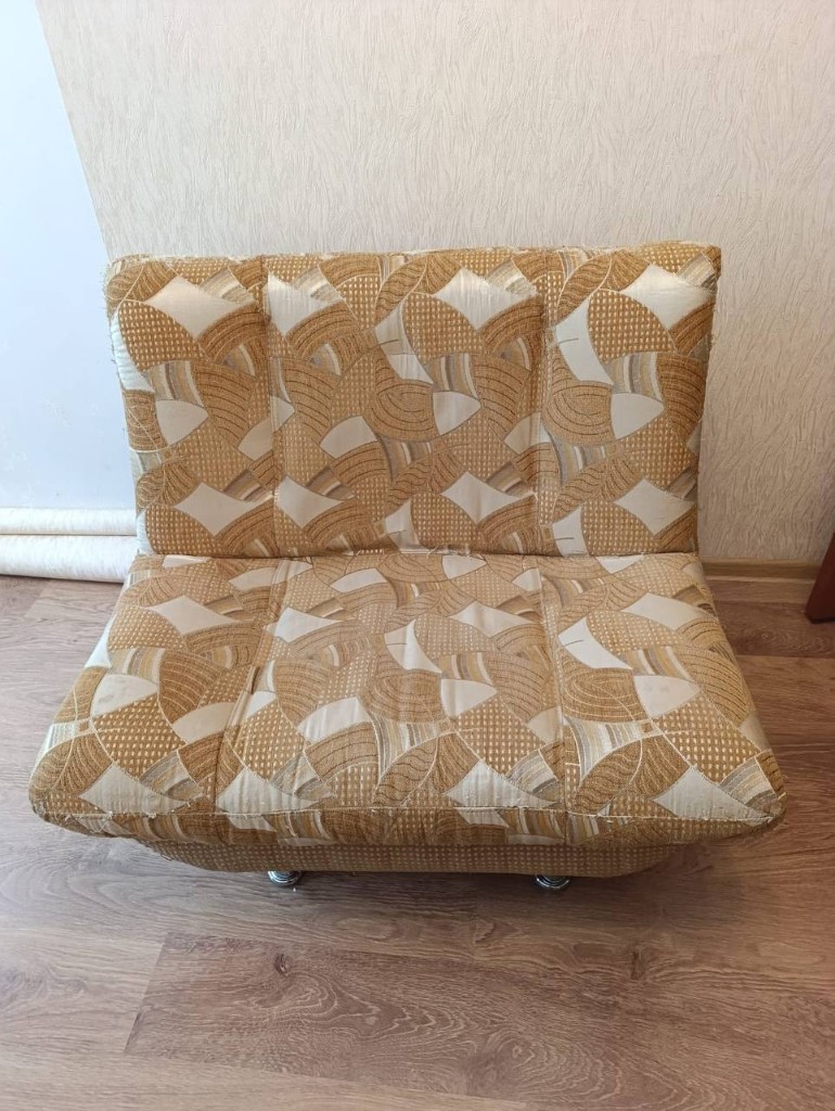 Изношенное кресло или компактный диван до перетяжки